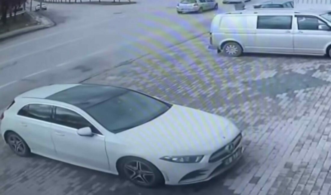 Dalgın sürücünün kaza anı kamerada Bursa’da seyir halindeki sürücü dönüş yapmak istediği esnada arkasından gelen