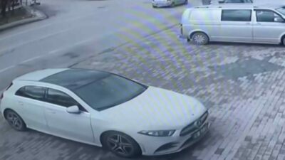 Bursa’da seyir halindeki sürücü dönüş yapmak istediği esnada arkasından gelen