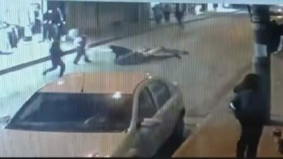 Bursa’da elektrikli scootere 4 kişi binen gençler dengesini kaybedince yere