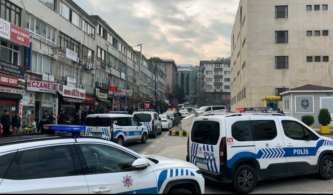Emekli güvenlik görevlisi, duruşma salonunu kana buladı Bursa’da oğlunun felç kaldığı silahlı kavga olayının davasının görüldüğü duruşma
