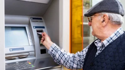 Emeklilerin gelirden aldığı pay küçülmeye devam ediyor. TÜİK sosyal yardım