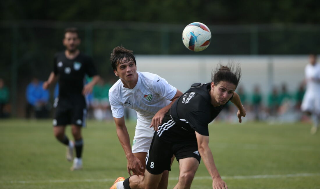 Bursaspor’dan genç isme 3 yıllık sözleşme Bursaspor’da sezon başı profesyonel sözleşme imzalanan ancak evraklardaki sıkıntı nedeniyle