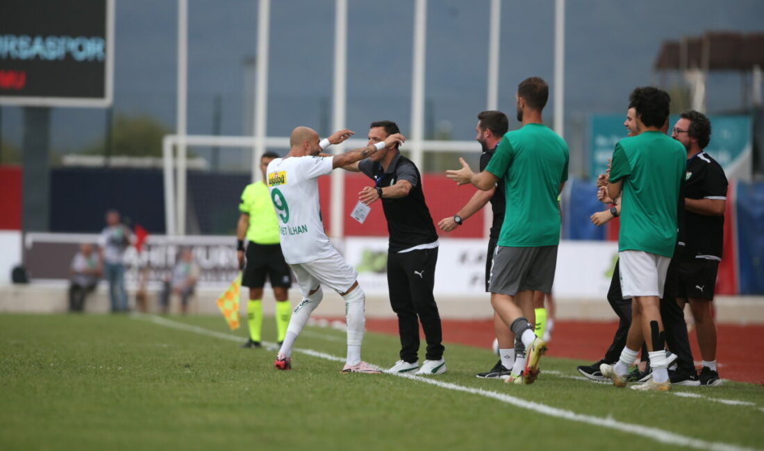 Bursaspor’da Batalla’ya duygusal veda Kaptan Ahmet İlhan Özek ve Muhammet Demir, görevinden ayrılan Batalla’ya