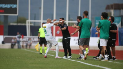 Kaptan Ahmet İlhan Özek ve Muhammet Demir, görevinden ayrılan Batalla’ya