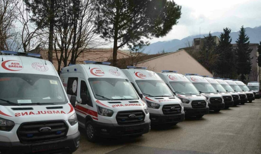 Fermuar sistemi ile yaşama yol ver Vatandaşlardan trafikte ambulansın geçiş önceliğine özen gösterilmesi konusunda duyarlı davranmalarını