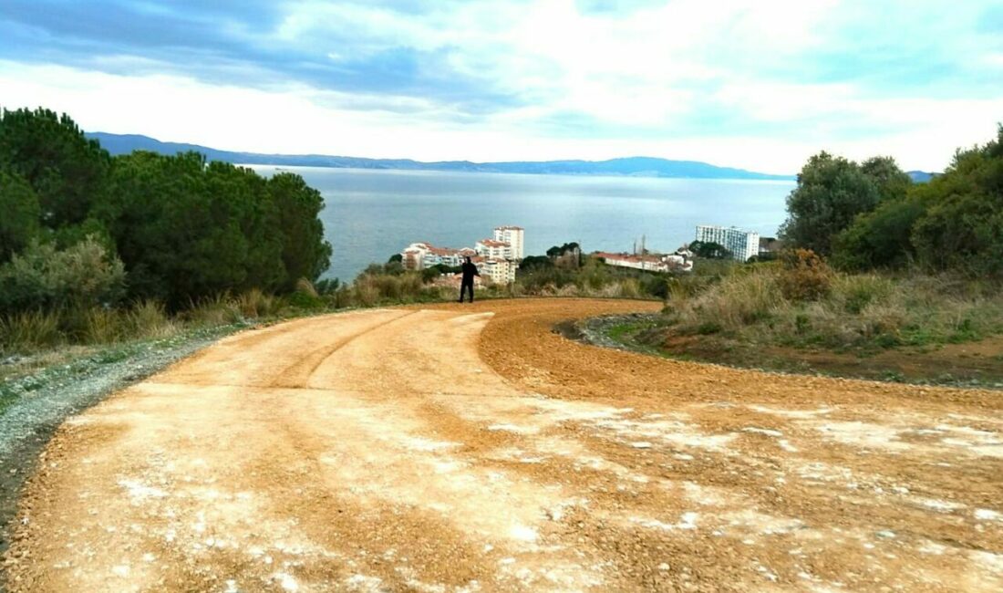 Bursa’nın Gemlik ilçesinde 35 mahallede arazi yollarındaki düzenleme faaliyetleri sürüyor.