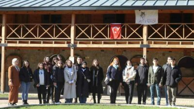 Bursa Büyükşehir Belediyesi, ‘Gençlik Bursa’da Yollarda’ projesi kapsamında gençlere Bursa’yı