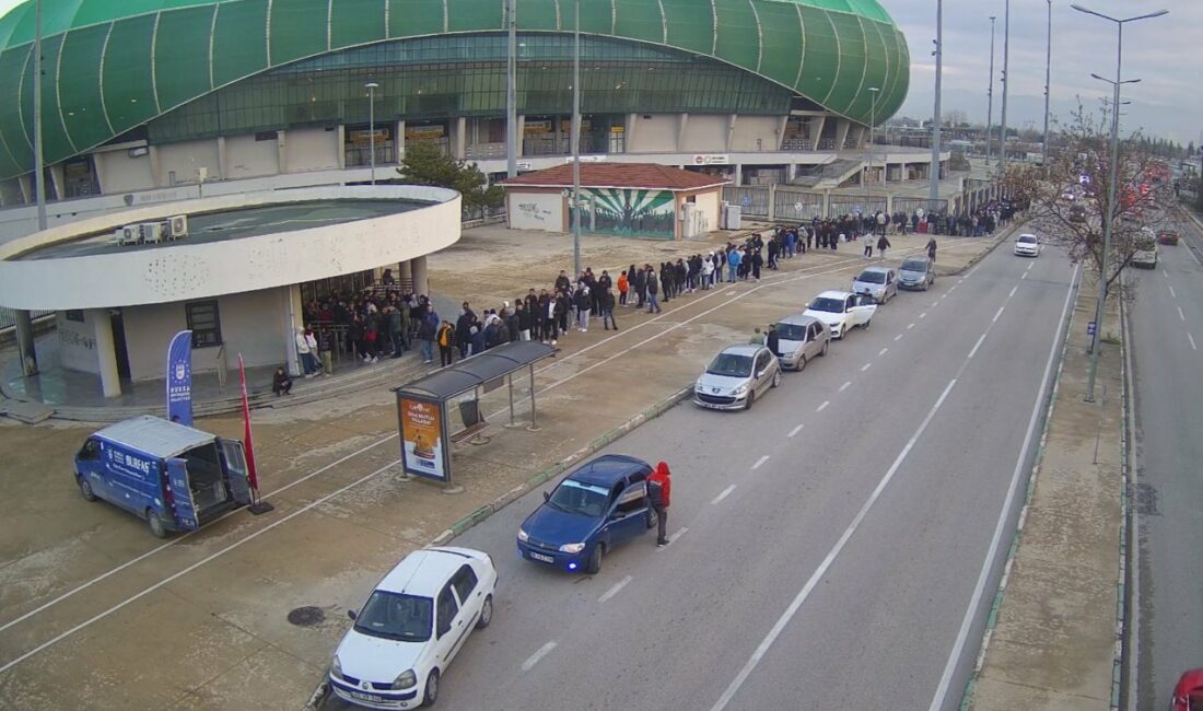 Bursaspor için kuyruğa giren taraftarlara sürpriz jest Karşıyaka maçı biletleri için sabah saatlerinden itibaren kuyruğa giren yeşil