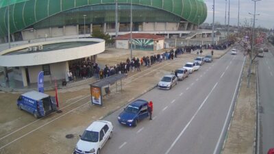 Karşıyaka maçı biletleri için sabah saatlerinden itibaren kuyruğa giren yeşil