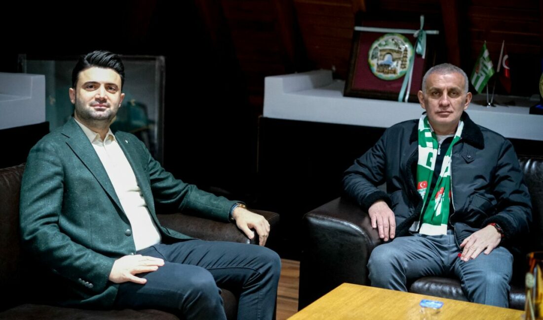 TFF Başkanı Hacıosmanoğlu’ndan Bursaspor’a ziyaret Türkiye Futbol federasyonu Başkanı İbrahim Hacıosmanoğlu, Karşıyaka maçında Bursaspor taraftarına