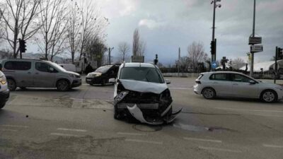 Bursa’nın İnegöl ilçesinde hafif ticari araç ile otomobilin çarpıştığı kazada
