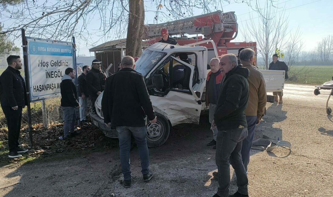 İnegöl’de kaza: 3 yaralı Bursa’nın İnegöl ilçesinde otomobil ile kamyonetin çarpışması sonucu 3 kişi