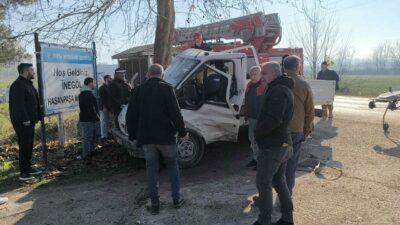 Bursa’nın İnegöl ilçesinde otomobil ile kamyonetin çarpışması sonucu 3 kişi
