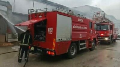 Bursa’nın İnegöl ilçesinde faaliyet gösteren bir mobilya imalathanesinde yangın çıktı.