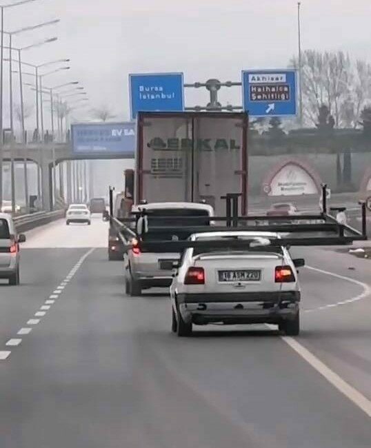 Bursa’nın İnegöl ilçesinde otomobilin üzerinde dev demir taşıyan sürücü şoke