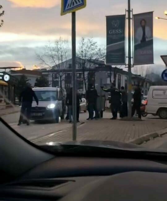 Bursa’nın İnegöl ilçesinde trafikte yol verme nedeniyle çıkan kavga, amatör