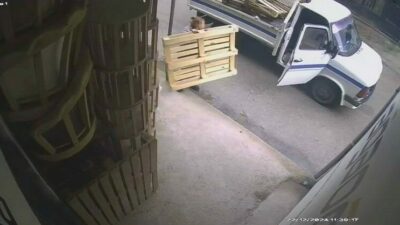 Bursa’nın İnegöl ilçesinde kamyonetle gelen 2 kişi, bir iş yeri