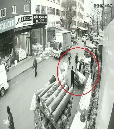 İş yerine kurşun yağdırıp gözdağı verdiler Bursa’da bir tekstil firması iki kişi tarafından kurşunlandı. Bir gün
