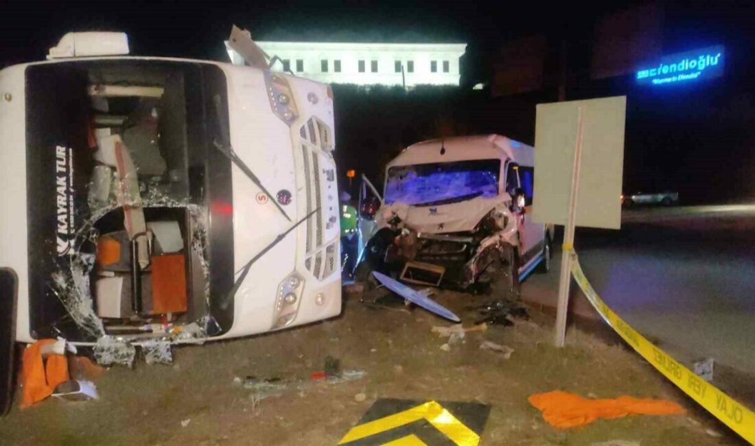 İşçi servisleri çarpıştı: 1’i ağır 20 yaralı Bursa’nın Orhangazi ilçesinde iki işçi servisinin çarpışması sonucu 1’i ağır