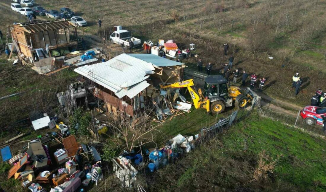 Kaçak yapılar bir bir ortadan kaldırılıyor Kaçak yapıyla mücadeleyi sürdüren İnegöl Belediyesi, Akıncılar Mahallesinde tarım arazisine