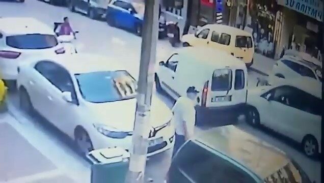 Kadın sürücünün aracına saldırı kamerada Bursa’da seyir halindeyken tartıştığı kadın sürücünün önünü kesen kızgın sürücü,