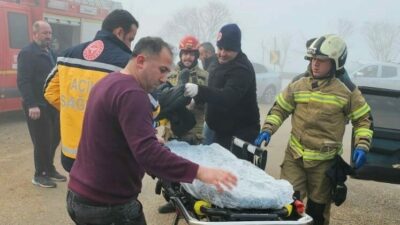 Bursa’nın İnegöl ilçesinde kamyonet ile çarpışan otomobildeki 2 kişi yaralandı.