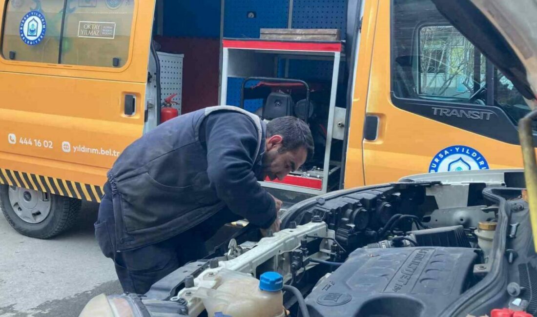 Bursa’da park halindeki bir aracın kaput bölümüne sıkışan yavru kedi,