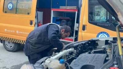 Bursa’da park halindeki bir aracın kaput bölümüne sıkışan yavru kedi,