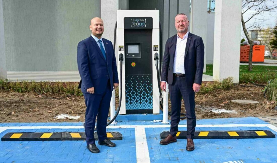 Karacabey Belediyesi yeni açılan Ergün Koç Kültür Merkezi önünde yeni