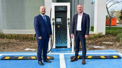 Karacabey Belediyesi yeni açılan Ergün Koç Kültür Merkezi önünde yeni