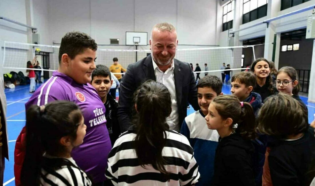 Karacabey’de okullara spor desteği devam ediyor Karacabey’de ilçe genelindeki öğrencilerin sportif imkânlardan daha fazla yararlanabilmesi için