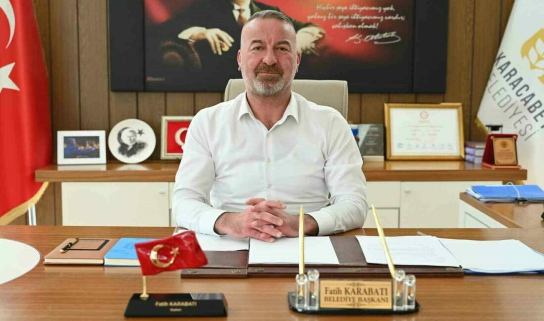 Karacabey Belediye Başkanı Fatih Karabatı, 2025 yılına girerken bir mesaj yayımlayarak ilçe halkının yeni yılını kutladı Karacabey Belediye Başkanı Fatih Karabatı, yeni yıl ile ilgili yaptığı
