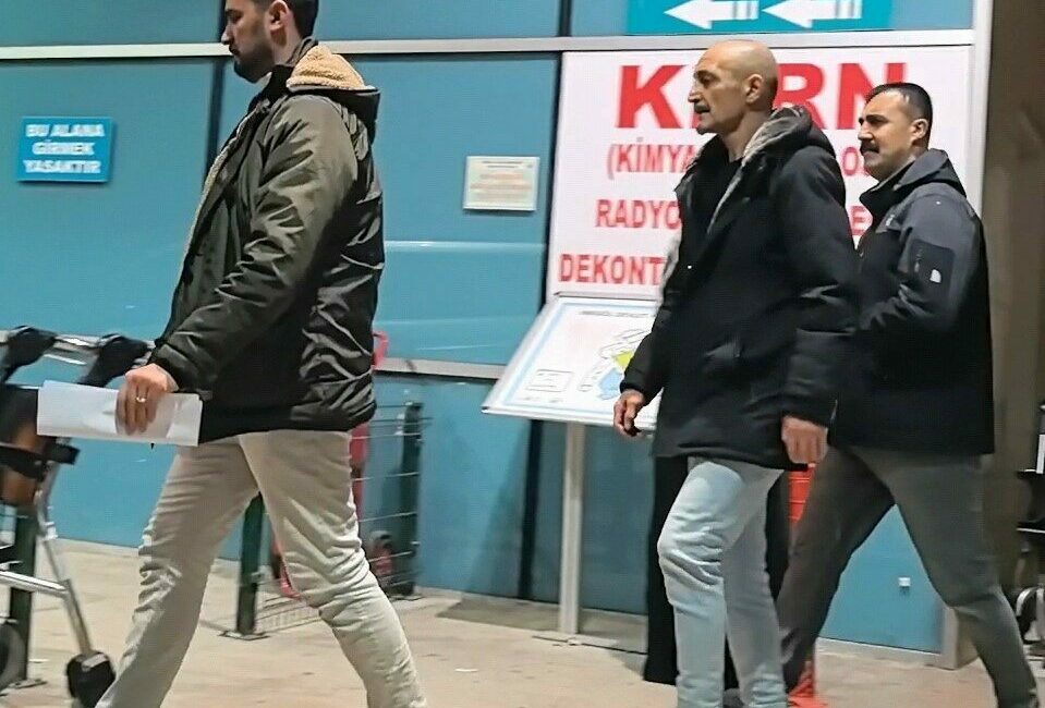 Kardeşini sopayla darp edip tabancayla yaralayan ağabey tutuklandı Bursa’nın İnegöl ilçesinde kardeşini, sopayla darp edip bacağından tabancayla yaralayan