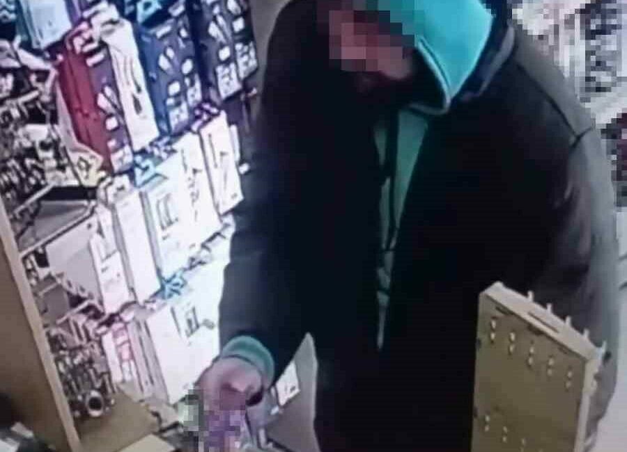 Kartını çalan hırsızı alışveriş yaptığı dükkanların güvenlik kamerasından tespit etti Bursa’nın İnegöl ilçesinde çaldığı kredi kartıyla 8 ayrı iş yerinden