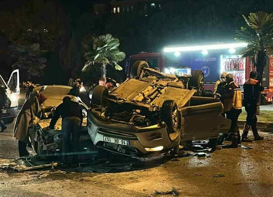 Katliam gibi kaza… İki araç kafa kafaya çarpıştı: 1 ölü, 3 ağır yaralı Bursa’nın Mudanya ilçesi Bursa Yolu Güzelyalı Kavşağı’nda kontrolden çıkan otomobil