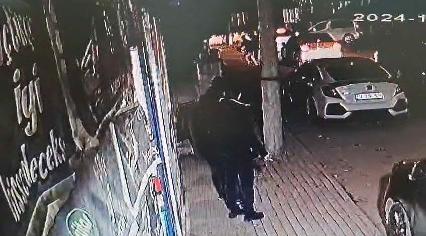 Kavga ettiği arkadaşını bıçaklayan şüpheli adliyeye sevk edildi Bursa’nın İnegöl ilçesinde kavgada arkadaşını bıçaklayarak ağır yaralayan şüpheli adliyeye