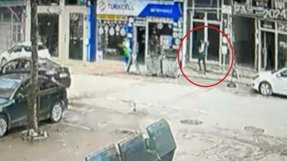 Kendisini polis olarak tanıttı, 1 milyon lira dolandırdı Bursa’da kendisini polis olarak tanıtan şüpheli, gözüne kestirdiği kurbanını telefonla