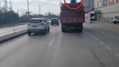 Bursa’da 2 genç, kereste yüklü kamyonun üzerinde seyredip tehlikeli yolculuk