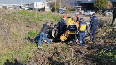 Bursa’da bir kamyonet, kırmızı ışıkta geçen otomobile çarptı. Kazanın etkisiyle