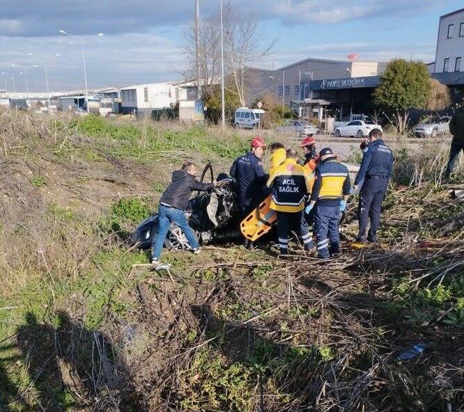 Kırmızı ışıkta geçince dereye uçtu : 2 yaralı Bursa’da bir kamyonet, kırmızı ışıkta geçen otomobile çarptı. Kazanın etkisiyle