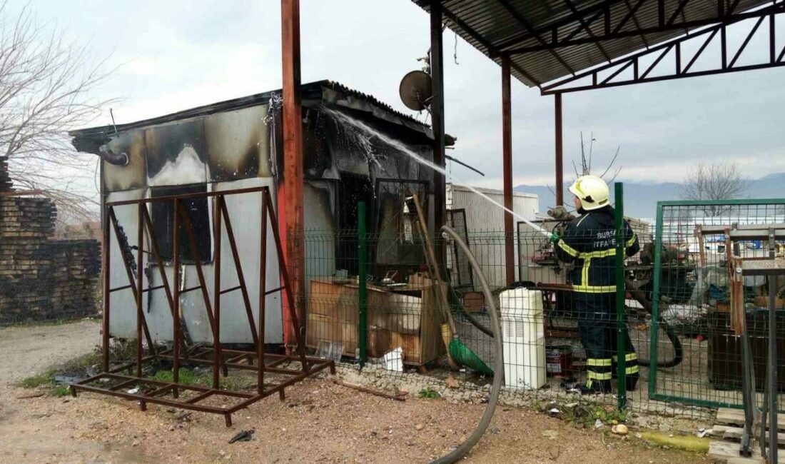 Konteyner büro alev alev yandı Bursa’nın İnegöl ilçesinde hurdacıya ait konteyner büro alev alev yandı.