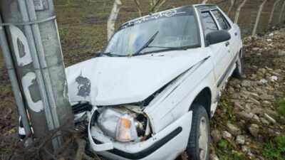 Bursa’nın İnegöl ilçesinde kontrolden çıkan otomobilin elektrik direğine çarptığı kazada