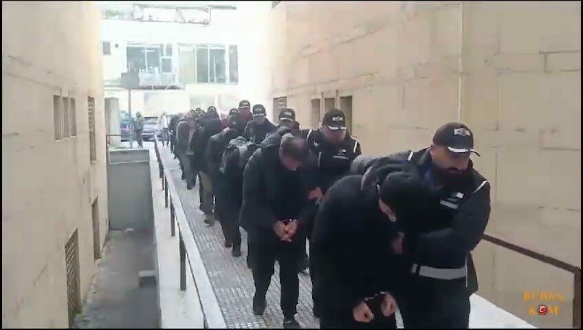 “Kredi çekeceğiz” vaadiyle 20 milyon dolandırdılar… 14 kişi tutuklandı Bursa Emniyet Müdürlüğü ekipleri; bankalarda tanıdıkları olduklarını belirtip kredi çekme