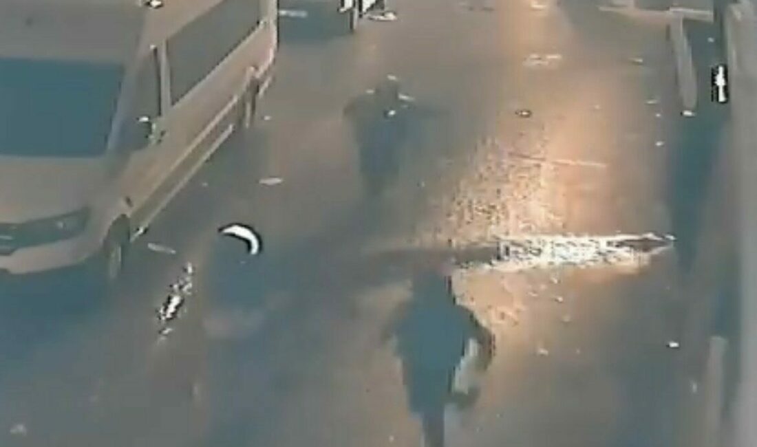 Kümesten tavuk çalan 3 şüpheli sevinçten havaya uçtu Bursa’da 3 şüpheli sokak üzerinde yürürken, gördükleri tavuk kümesine girdi.