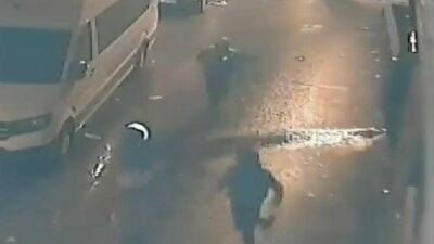 Bursa’da 3 şüpheli sokak üzerinde yürürken, gördükleri tavuk kümesine girdi.