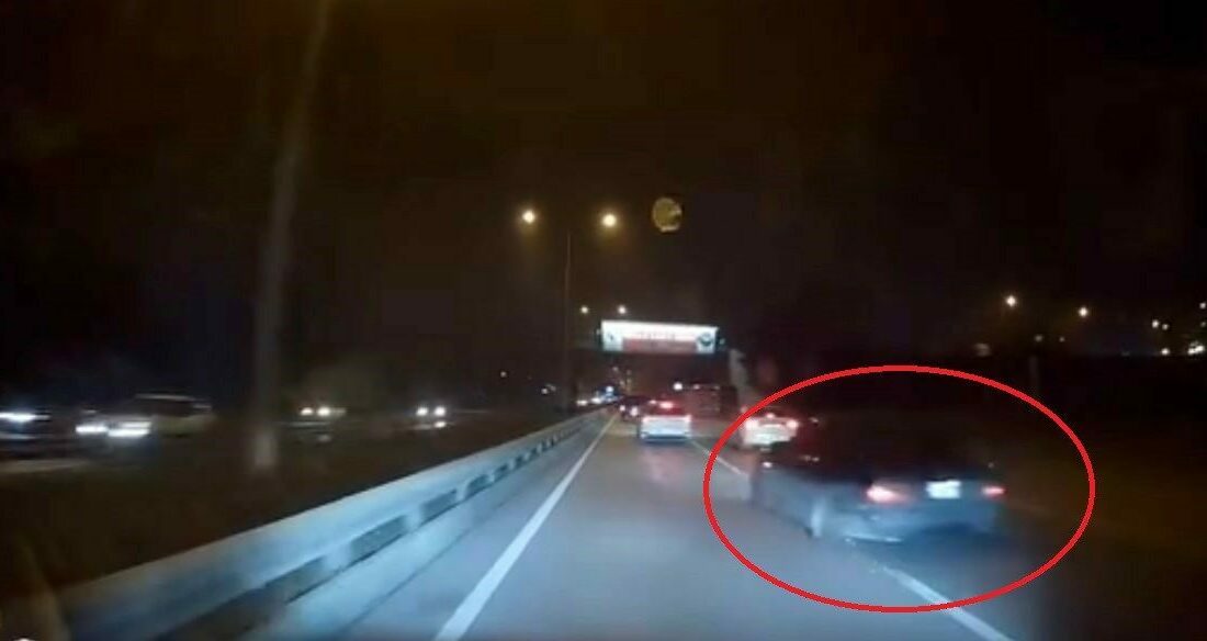 Bursa’da ana arterde hızla seyrederken makas atan otomobil, sürücüsünün idaresinden