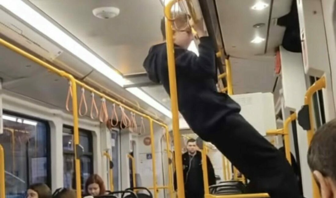 Bursa’da toplu ulaşım aracı metroda seyahat eden genç, tutunma demirinde