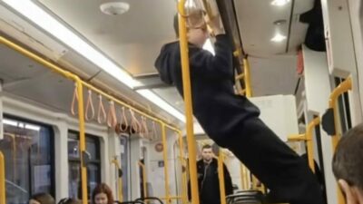 Bursa’da toplu ulaşım aracı metroda seyahat eden genç, tutunma demirinde