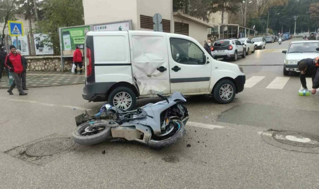 Bursa’nın Orhangazi ilçesinde kavşakta hafif ticari araca yandan çarpan bir