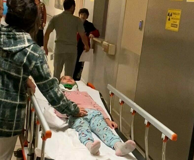 Motosiklet oyun oynayan çocuklara çarptı: 2 yaralı Bursa’nın İnegöl ilçesinde meydana gelen kazada motosikletin çarptığı 2 çocuk